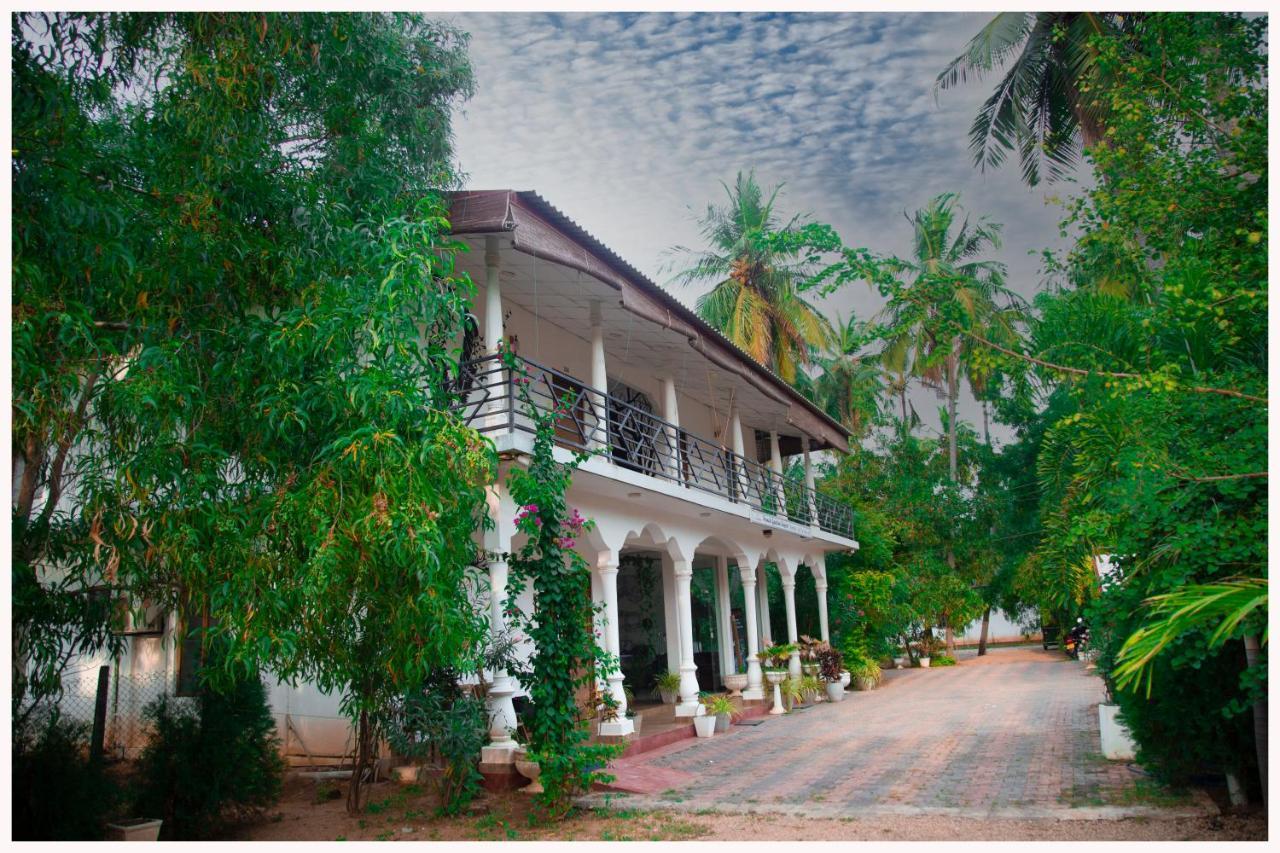 French Garden Resort Uppuveli Dış mekan fotoğraf