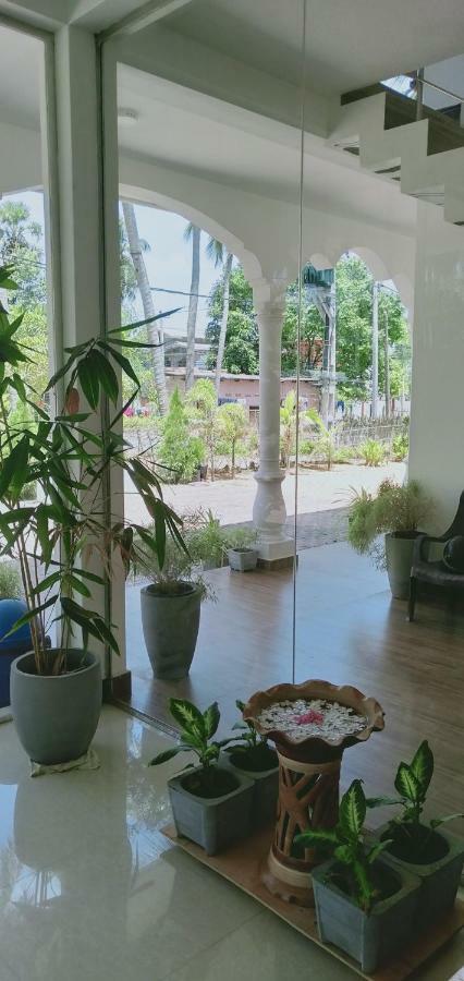 French Garden Resort Uppuveli Dış mekan fotoğraf